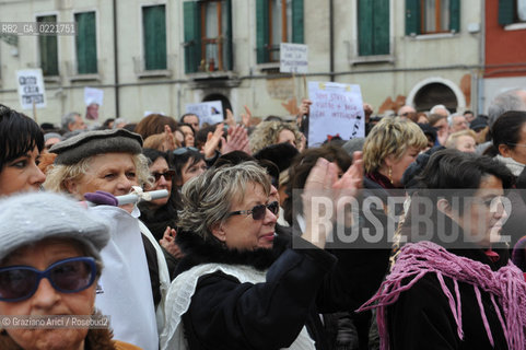 Venice 13/02/11 : Se non ora quando : women demonstration against the Berlusconi government donne politica berlusconi manifestazione @ graziano arici