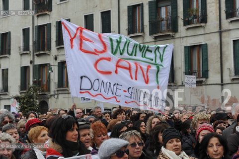 Venice 13/02/11 : Se non ora quando : women demonstration against the Berlusconi government donne politica berlusconi manifestazione @ graziano arici