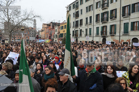 Venice 13/02/11 : Se non ora quando : women demonstration against the Berlusconi government donne politica berlusconi manifestazione @ graziano arici