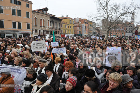 Venice 13/02/11 : Se non ora quando : women demonstration against the Berlusconi government donne politica berlusconi manifestazione @ graziano arici