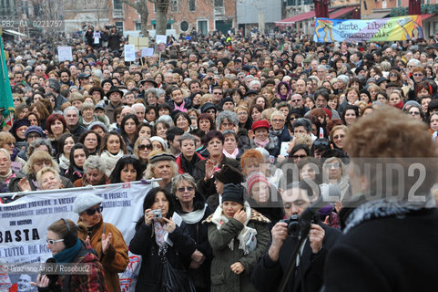 Venice 13/02/11 : Se non ora quando : women demonstration against the Berlusconi government donne politica berlusconi manifestazione @ graziano arici