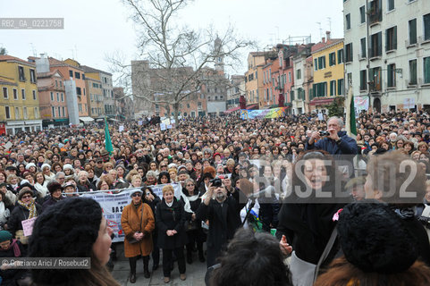 Venice 13/02/11 : Se non ora quando : women demonstration against the Berlusconi government donne politica berlusconi manifestazione @ graziano arici