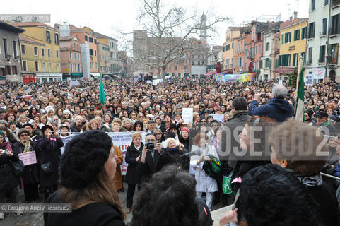 Venice 13/02/11 : Se non ora quando : women demonstration against the Berlusconi government donne politica berlusconi manifestazione @ graziano arici
