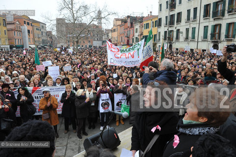 Venice 13/02/11 : Se non ora quando : women demonstration against the Berlusconi government donne politica berlusconi manifestazione @ graziano arici