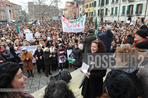 Venice 13/02/11 : Se non ora quando : women demonstration against the Berlusconi government donne politica berlusconi manifestazione @ graziano arici