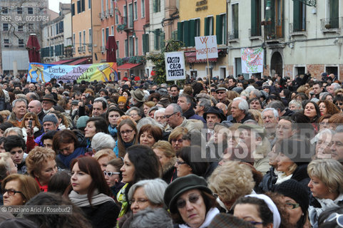 Venice 13/02/11 : Se non ora quando : women demonstration against the Berlusconi government donne politica berlusconi manifestazione @ graziano arici