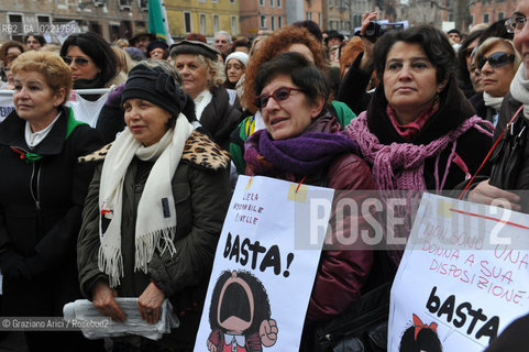Venice 13/02/11 : Se non ora quando : women demonstration against the Berlusconi government donne politica berlusconi manifestazione @ graziano arici