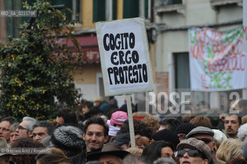 Venice 13/02/11 : Se non ora quando : women demonstration against the Berlusconi government donne politica berlusconi manifestazione @ graziano arici