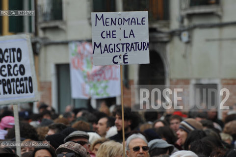 Venice 13/02/11 : Se non ora quando : women demonstration against the Berlusconi government donne politica berlusconi manifestazione @ graziano arici