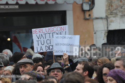 Venice 13/02/11 : Se non ora quando : women demonstration against the Berlusconi government donne politica berlusconi manifestazione @ graziano arici