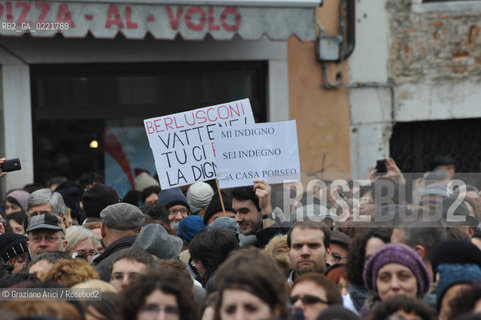 Venice 13/02/11 : Se non ora quando : women demonstration against the Berlusconi government donne politica berlusconi manifestazione @ graziano arici