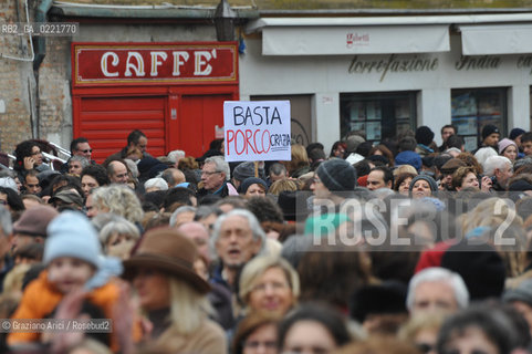 Venice 13/02/11 : Se non ora quando : women demonstration against the Berlusconi government donne politica berlusconi manifestazione @ graziano arici