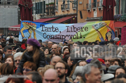 Venice 13/02/11 : Se non ora quando : women demonstration against the Berlusconi government donne politica berlusconi manifestazione @ graziano arici
