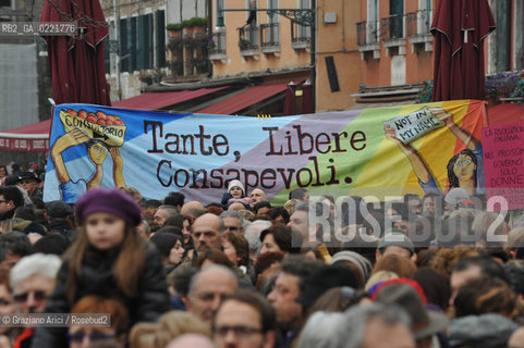 Venice 13/02/11 : Se non ora quando : women demonstration against the Berlusconi government donne politica berlusconi manifestazione @ graziano arici