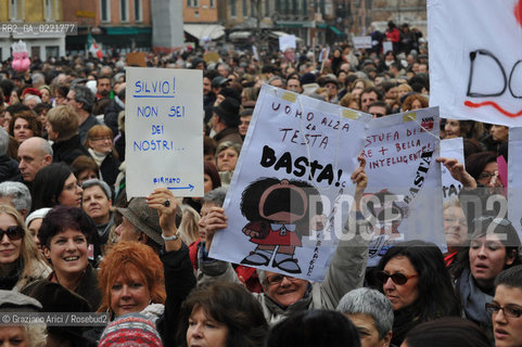 Venice 13/02/11 : Se non ora quando : women demonstration against the Berlusconi government donne politica berlusconi manifestazione @ graziano arici