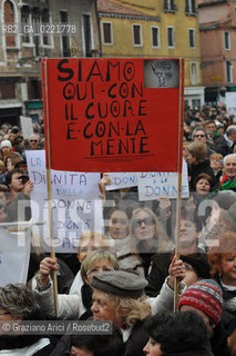 Venice 13/02/11 : Se non ora quando : women demonstration against the Berlusconi government donne politica berlusconi manifestazione @ graziano arici
