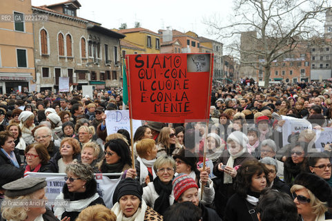 Venice 13/02/11 : Se non ora quando : women demonstration against the Berlusconi government donne politica berlusconi manifestazione @ graziano arici