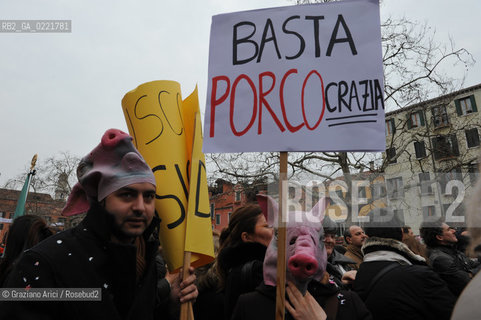 Venice 13/02/11 : Se non ora quando : women demonstration against the Berlusconi government donne politica berlusconi manifestazione @ graziano arici