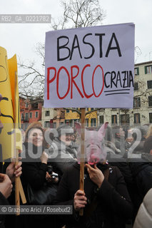 Venice 13/02/11 : Se non ora quando : women demonstration against the Berlusconi government donne politica berlusconi manifestazione @ graziano arici