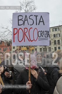 Venice 13/02/11 : Se non ora quando : women demonstration against the Berlusconi government donne politica berlusconi manifestazione @ graziano arici