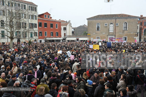 Venice 13/02/11 : Se non ora quando : women demonstration against the Berlusconi government donne politica berlusconi manifestazione @ graziano arici