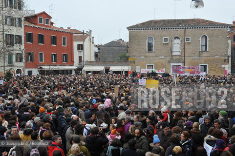 Venice 13/02/11 : Se non ora quando : women demonstration against the Berlusconi government donne politica berlusconi manifestazione @ graziano arici