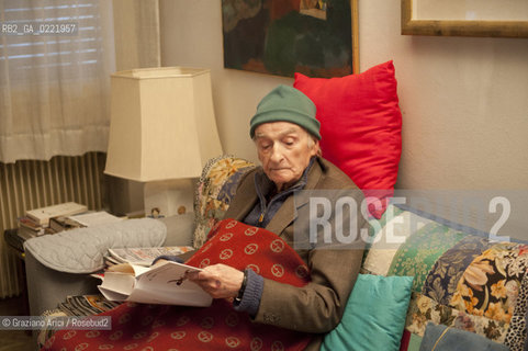 Pieve di Soligo (TV) 14/1/02/11 - In St Valentinès Day,the poet Andrea Zanzotto at home with his cat waiting for meeting the poet Patrizia Valduga, in Pieve di Soligo to present his book Poeti innamorati about poetry and love, letteratura poesia ©Graziano Arici/Rosebud2.