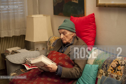 Pieve di Soligo (TV) 14/1/02/11 - In St Valentinès Day,the poet Andrea Zanzotto at home with his cat waiting for meeting the poet Patrizia Valduga, in Pieve di Soligo to present his book Poeti innamorati about poetry and love, letteratura poesia ©Graziano Arici/Rosebud2.