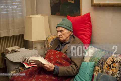 Pieve di Soligo (TV) 14/1/02/11 - In St Valentinès Day,the poet Andrea Zanzotto at home with his cat waiting for meeting the poet Patrizia Valduga, in Pieve di Soligo to present his book Poeti innamorati about poetry and love, letteratura poesia ©Graziano Arici/Rosebud2.