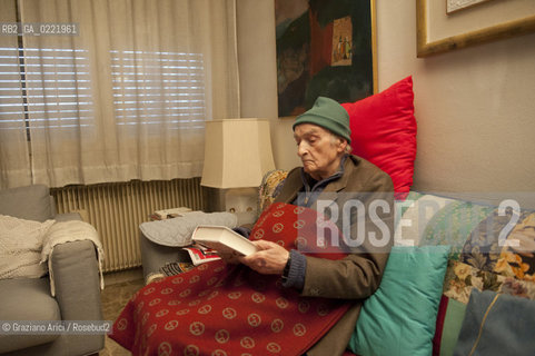 Pieve di Soligo (TV) 14/1/02/11 - In St Valentinès Day,the poet Andrea Zanzotto at home with his cat waiting for meeting the poet Patrizia Valduga, in Pieve di Soligo to present his book Poeti innamorati about poetry and love, letteratura poesia ©Graziano Arici/Rosebud2.