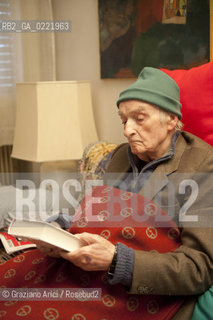 Pieve di Soligo (TV) 14/1/02/11 - In St Valentinès Day,the poet Andrea Zanzotto at home with his cat waiting for meeting the poet Patrizia Valduga, in Pieve di Soligo to present his book Poeti innamorati about poetry and love, letteratura poesia ©Graziano Arici/Rosebud2.