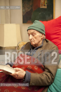 Pieve di Soligo (TV) 14/1/02/11 - In St Valentinès Day,the poet Andrea Zanzotto at home with his cat waiting for meeting the poet Patrizia Valduga, in Pieve di Soligo to present his book Poeti innamorati about poetry and love, letteratura poesia ©Graziano Arici/Rosebud2.