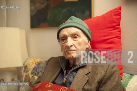 Pieve di Soligo (TV) 14/1/02/11 - In St Valentinès Day,the poet Andrea Zanzotto at home with his cat waiting for meeting the poet Patrizia Valduga, in Pieve di Soligo to present his book Poeti innamorati about poetry and love, letteratura poesia ©Graziano Arici/Rosebud2.