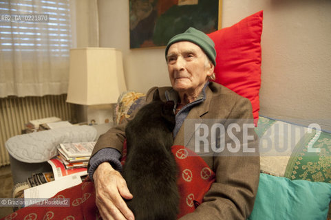 Pieve di Soligo (TV) 14/1/02/11 - In St Valentinès Day,the poet Andrea Zanzotto at home with his cat waiting for meeting the poet Patrizia Valduga, in Pieve di Soligo to present his book Poeti innamorati about poetry and love, letteratura poesia ©Graziano Arici/Rosebud2.