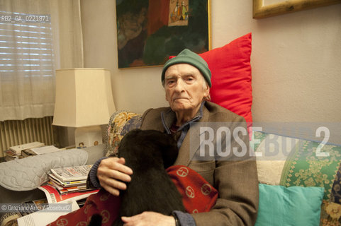 Pieve di Soligo (TV) 14/1/02/11 - In St Valentinès Day,the poet Andrea Zanzotto at home with his cat waiting for meeting the poet Patrizia Valduga, in Pieve di Soligo to present his book Poeti innamorati about poetry and love, letteratura poesia ©Graziano Arici/Rosebud2.