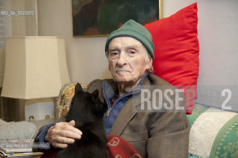 Pieve di Soligo (TV) 14/1/02/11 - In St Valentinès Day,the poet Andrea Zanzotto at home with his cat waiting for meeting the poet Patrizia Valduga, in Pieve di Soligo to present his book Poeti innamorati about poetry and love, letteratura poesia ©Graziano Arici/Rosebud2.