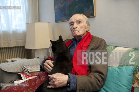 Pieve di Soligo (TV) 14/1/02/11 - In St Valentinès Day,the poet Andrea Zanzotto at home with his cat waiting for meeting the poet Patrizia Valduga, in Pieve di Soligo to present his book Poeti innamorati about poetry and love, letteratura poesia ©Graziano Arici/Rosebud2.
