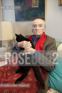Pieve di Soligo (TV) 14/1/02/11 - In St Valentinès Day,the poet Andrea Zanzotto at home with his cat waiting for meeting the poet Patrizia Valduga, in Pieve di Soligo to present his book Poeti innamorati about poetry and love, letteratura poesia ©Graziano Arici/Rosebud2.