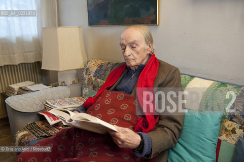 Pieve di Soligo (TV) 14/1/02/11 - In St Valentinès Day,the poet Andrea Zanzotto at home with his cat waiting for meeting the poet Patrizia Valduga, in Pieve di Soligo to present his book Poeti innamorati about poetry and love, letteratura poesia ©Graziano Arici/Rosebud2.
