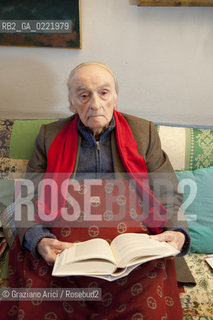 Pieve di Soligo (TV) 14/1/02/11 - In St Valentinès Day,the poet Andrea Zanzotto at home with his cat waiting for meeting the poet Patrizia Valduga, in Pieve di Soligo to present his book Poeti innamorati about poetry and love, letteratura poesia ©Graziano Arici/Rosebud2.