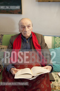 Pieve di Soligo (TV) 14/1/02/11 - In St Valentinès Day,the poet Andrea Zanzotto at home with his cat waiting for meeting the poet Patrizia Valduga, in Pieve di Soligo to present his book Poeti innamorati about poetry and love, letteratura poesia ©Graziano Arici/Rosebud2.