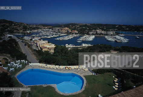 Sardegna,2002. Costa Smeralda,Porto Cervo.Piscina dello yacht club. Geo isola Porto Cervo Costa Smeralda Yacht club .Sardinia,2002.Emeral Coast, Porto Cervo.Swimming pool of the yacht club ©Graziano Arici/Rosebud2