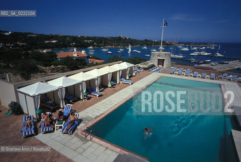 Sardegna,2002. Costa Smeralda,Porto Cervo.Piscina dello yacht club. Geo isola Porto Cervo Costa Smeralda Yacht club .Sardinia,2002.Emeral Coast, Porto Cervo.Swimming pool of the yacht club ©Graziano Arici/Rosebud2