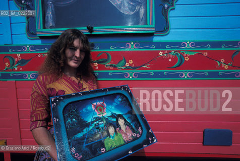 -Provenza, 1999.Costa Azzurra,Parco Naturale della Camargue:una gitana mostra una sua opera. Geo provenza gitana .-Provence,1999.Cote DAzur, Camargue: a gypsy with her work ©Graziano Arici/Rosebud2
