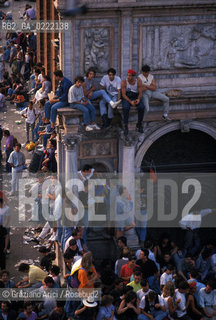 Venezia,15.06.1989. Concerto dei Pink Floyd. La folla di spettatori e turisti in Piazza San Marco.Musica concerto rock folla spettatori.Venice,15.06.1989.Concert of the Pink Floyd.The listeners and tourists in Saint Marks Square ©Graziano Arici/Rosebud2