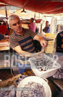 Chioggia (Veneto),2002. Mercato del pesce. Geo mercato pesce venditore pesca vendita.Chioggia (Veneto),2002. Fish market  of Chioggia  ©Graziano Arici/Rosebud2