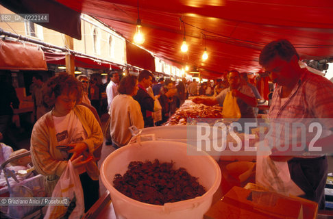 Chioggia (Veneto),2002. Mercato del pesce. Geo mercato pesce venditore pesca vendita.Chioggia (Veneto),2002. Fish market  of Chioggia  ©Graziano Arici/Rosebud2