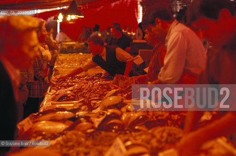 Chioggia (Veneto),2002. Mercato del pesce. Geo mercato pesce venditore pesca vendita.Chioggia (Veneto),2002. Fish market  of Chioggia  ©Graziano Arici/Rosebud2