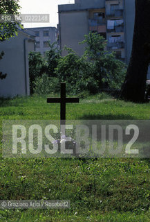 -Pisino, Istria-Croazia, 2001. Nel cimitero di Pisino le croci indicano il luogo delle fosse comuni delle persone uccise nelle foibe. Geo Istria Croazia sterminio foibe.-Pisino, Istria-Croatia, 2001.Cemetery of Pisino, and the place of the mass grave ©Graziano Arici/Rosebud2 .