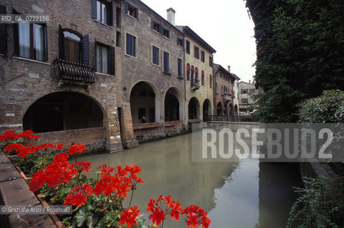 Treviso (Veneto), 2002. Canale nel centro della città e portico. Geo Treviso città canale.Treviso (Veneto),2002. The Canal of the city center ©Graziano Arici/Rosebud2